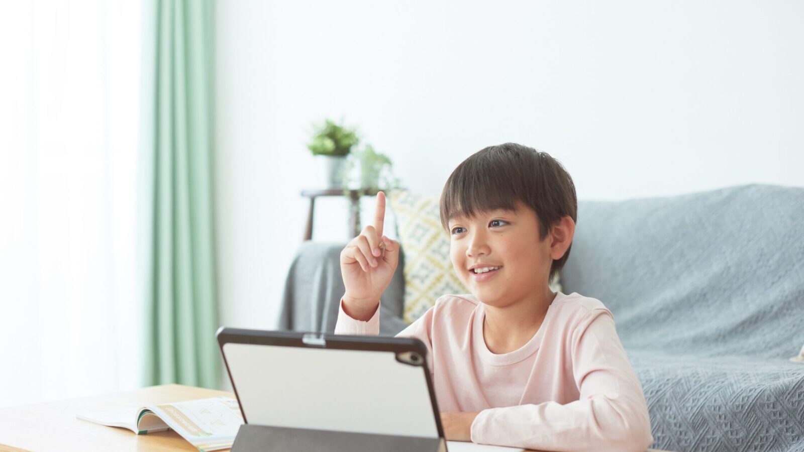 オンライン習い事を自宅で受講する子どもの様子｜ジャンル別の選び方ガイド