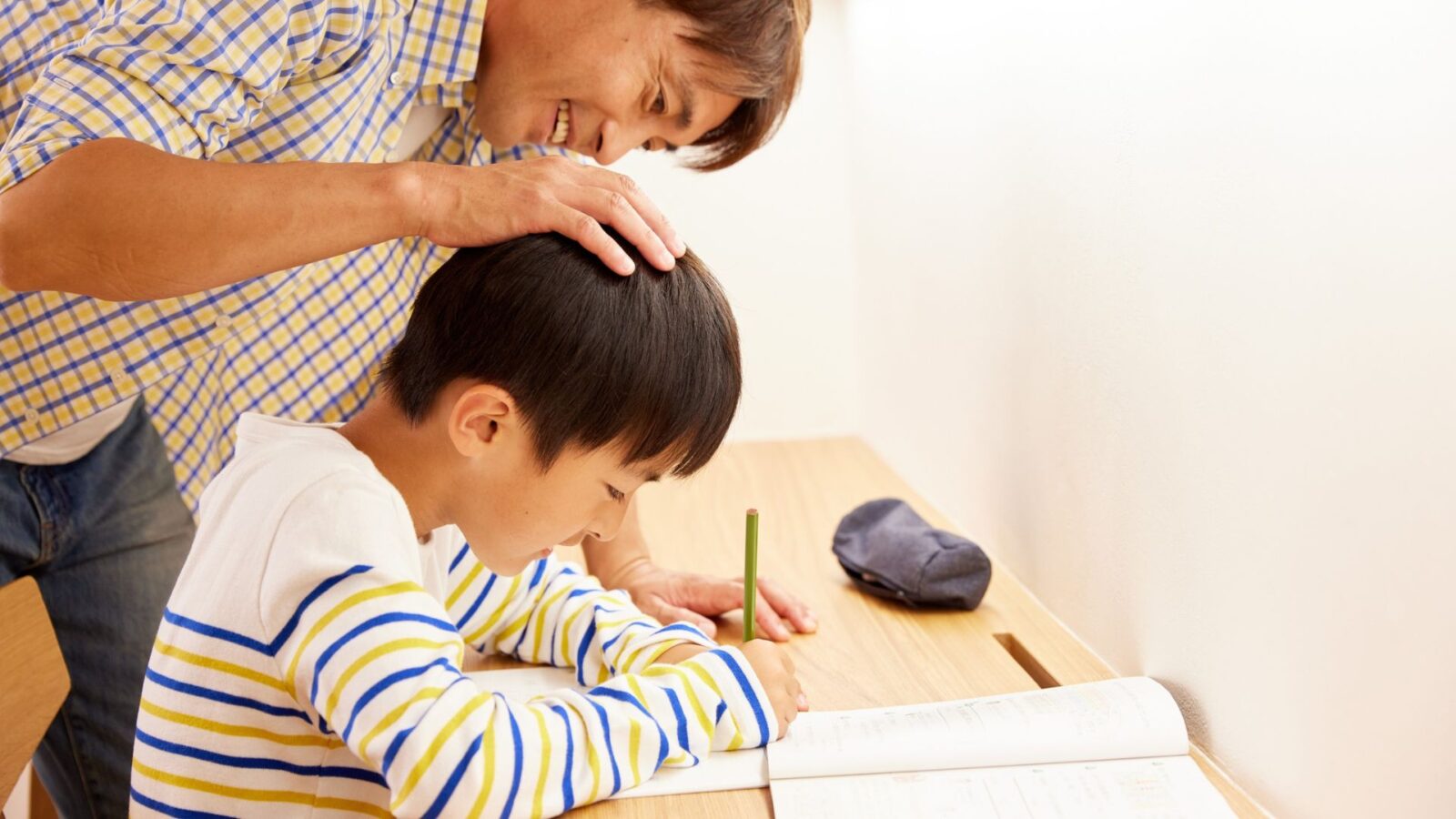 学びの多様化学校の教室で個別学習をする子どものイメージ